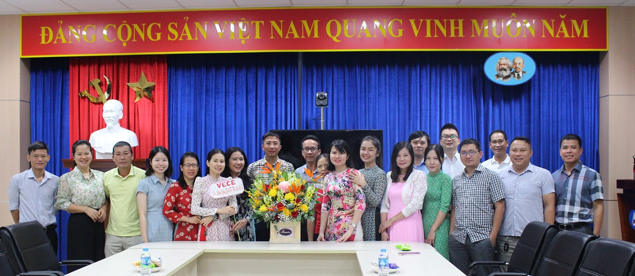Lãnh đạo công ty VEC E chúc mừng nữ CBCNV nhân ngày Quốc tế Phụ nữ 08/3